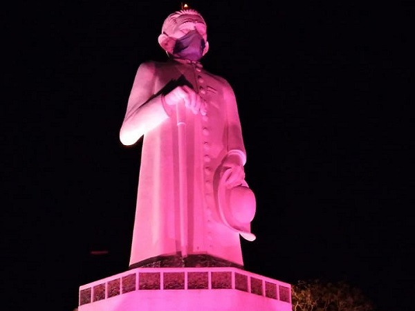 Estátua do Padre Cícero ganha iluminação em alusão ao Outubro Rosa