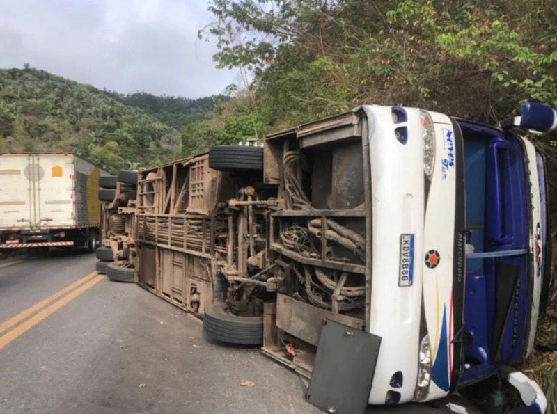 Ônibus tomba e deixa pelo menos quatro mortos na serra de Tianguá, no Ceará; são mais de 30 feridos