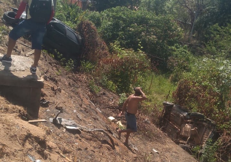 Veículo bate na traseira de outro que cai em ribanceira em Crato