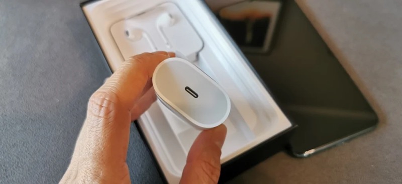 Apple e Samsung voltam a ser notificadas por não justificarem venda de celulares sem carregadores