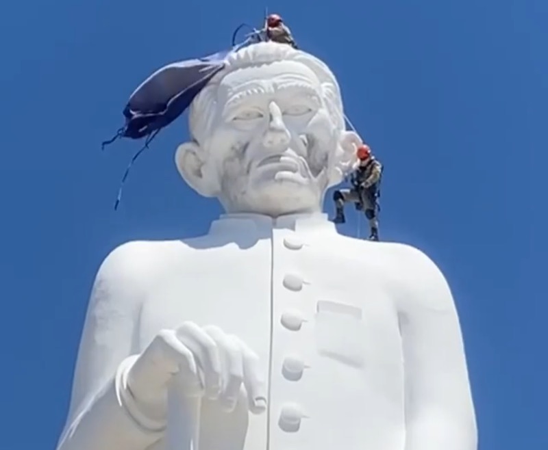 Bombeiros retiram máscara da estátua do Padre Cícero