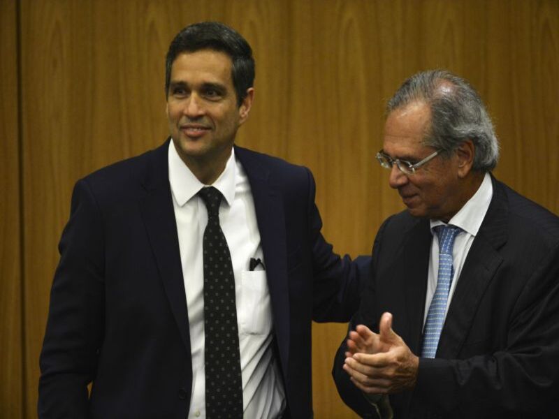 Randolfe protocola notícia-crime no STF contra Guedes e Campos Neto por offshores