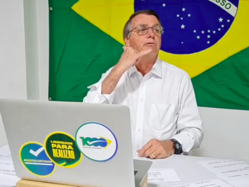 Bolsonaro pergunta “quanto vale a vaga no STF” sem ver que estava ao vivo