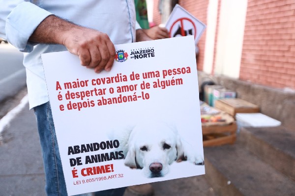 Juazeiro do Norte: placas alertam contra abandono de animais em espaços públicos