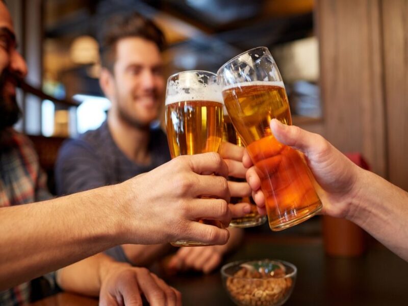 Cerveja fica mais cara a partir desta sexta (01); saiba quais marcas sofrerão reajuste