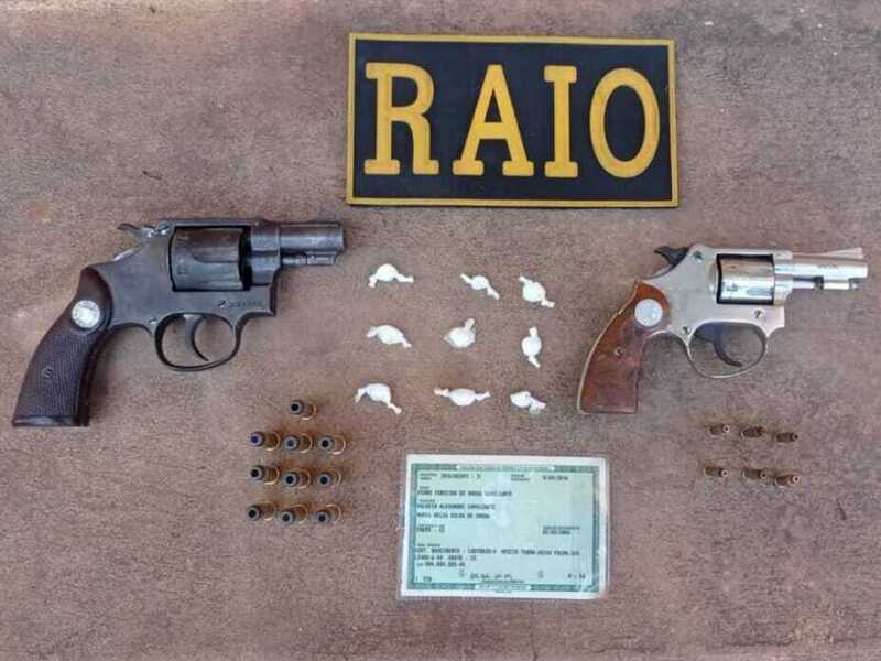 Duas armas de fogo e drogas são apreendidas pelo BPRaio na cidade do Crato