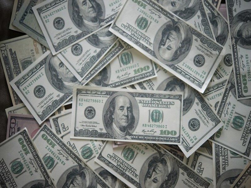 Dólar sobe para R$ 5,56 pressionado pelo mercado internacional