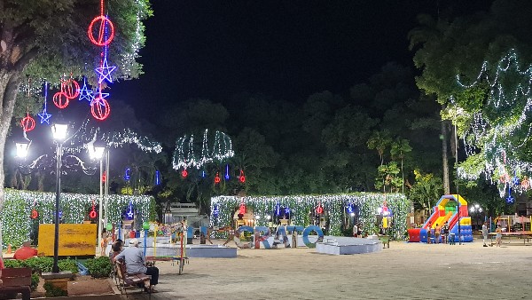Praça da Sé recebe ornamentação natalina com “cascata” e cordões de LED