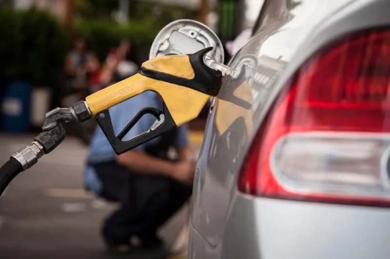 Litro da gasolina chega a R$ 8 e botijão de gás a R$ 140, aponta ANP