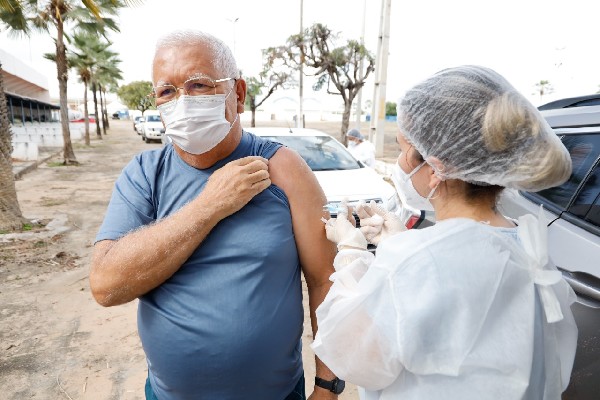 Juazeiro aplicará 3ª dose da vacina contra a Covid-19 nesta quarta-feira (24) em idosos com 85 anos