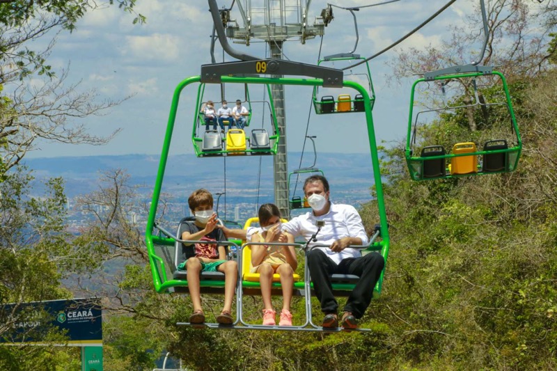 Camilo Santana inaugura e faz passeio no Teleférico do Caldas