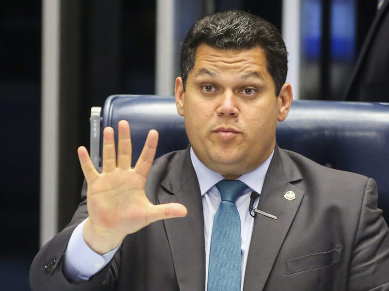 Alcolumbre dá ao Planalto recado de que não tem compromisso com sabatina de André Mendonça