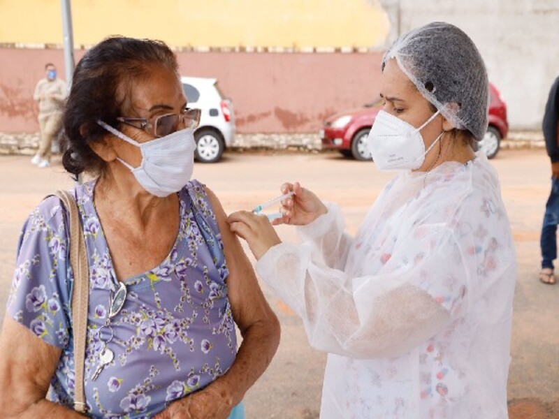 Juazeiro disponibiliza 3ª dose da vacina contra a Covid-19 para idosos acima de 75 anos