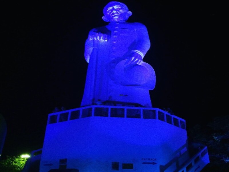Estátua do Padre Cícero ganha iluminação em alusão ao Novembro Azul