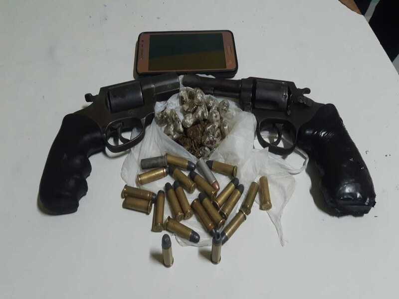 Acusados são presos com drogas, armas e com moto roubada no município de Jucás