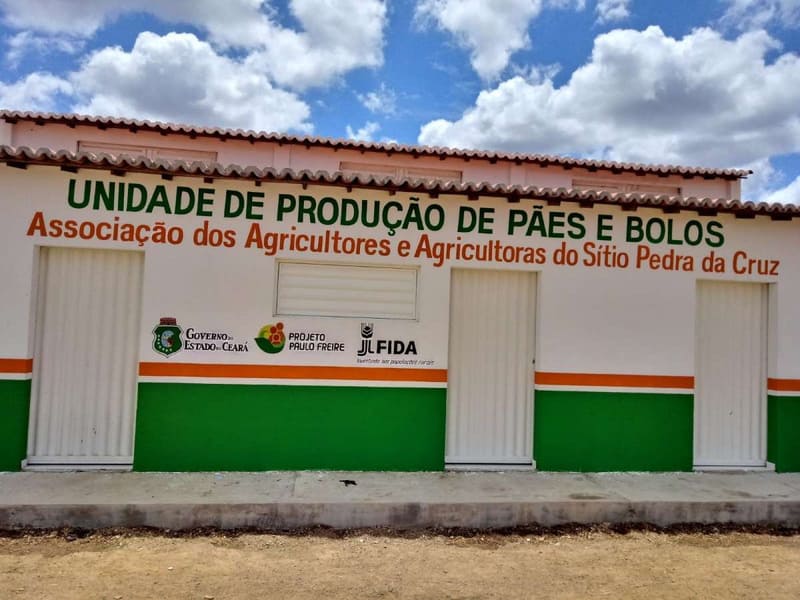 Comunidade de Antonina do Norte recebe unidade de produção de pães e bolos do Projeto Paulo Freire