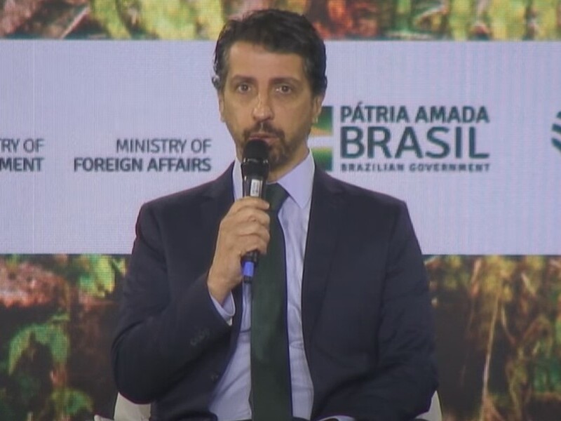Ministro do meio ambiente anuncia nova meta climática, com redução de 50% das emissões até 2030