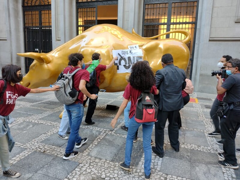 Grupo faz ato contra a fome na Bolsa de Valores, no Centro de SP, após instalação de Touro de Ouro
