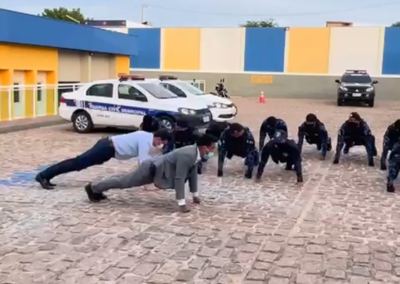 Glêdson faz flexões com guardas municipais e se orgulha do desempenho: “até que não foi tão ruim”