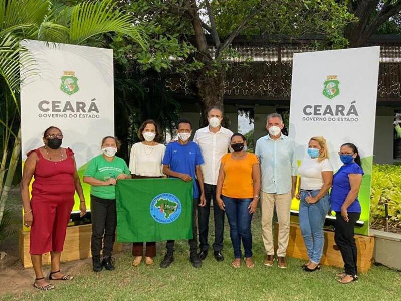 Governo do Ceará beneficia associações de catadores de 70 municípios cearenses com doações de prensas e carrinhos para coleta