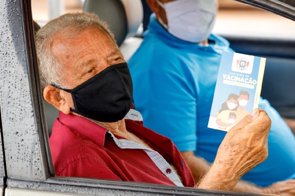Juazeiro: Município aplica 3ª dose da vacina contra a Covid-19 em idosos a partir de 60 anos