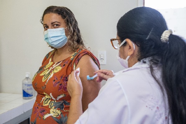 Juazeiro divulga calendário para aplicação de 1ª e 2ª dose da vacina contra a Covid-19 em gestantes e puérperas