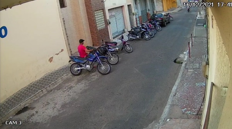 Vídeo: homem furta moto no Centro de Juazeiro do Norte
