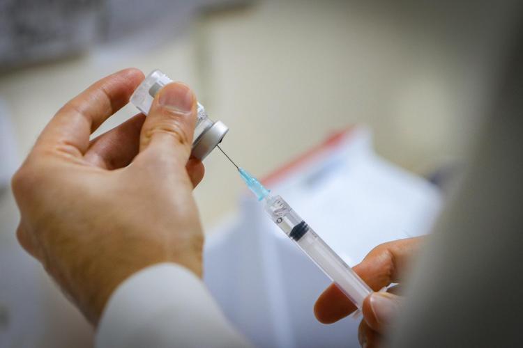 Estudo indica que vacinas aumentam proteção de quem já teve covid-19