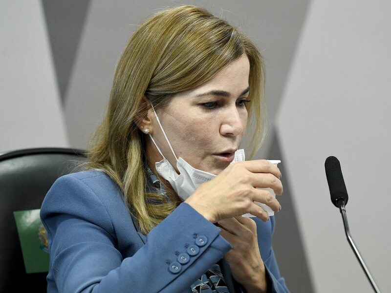 Secretária do Ministério da Saúde chama vacinação de crianças contra Covid de ‘ativismo político’ e ganha apoio da família Bolsonaro
