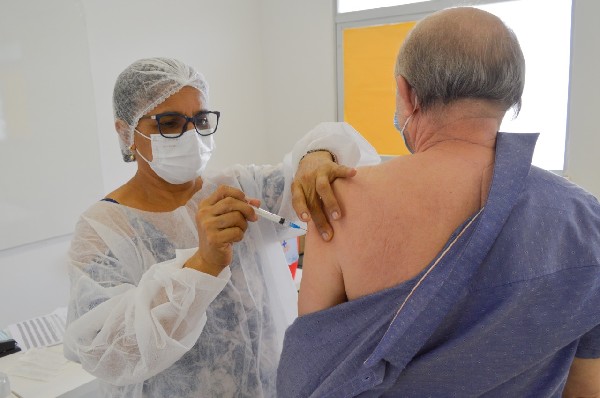 Crato realiza aplicação de dose reforço de trabalhadores da saúde e idosos, nesta quinta-feira, 9