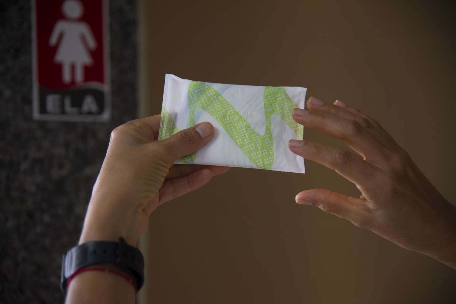 Governo do Ceará inicia distribuição de kits de absorventes às escolas estaduais