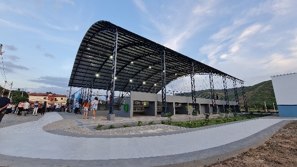 Crato: Zé Aílton inaugura quadra e assina ordens de serviços para obras de infraestrutura no Distrito de Dom Quintino