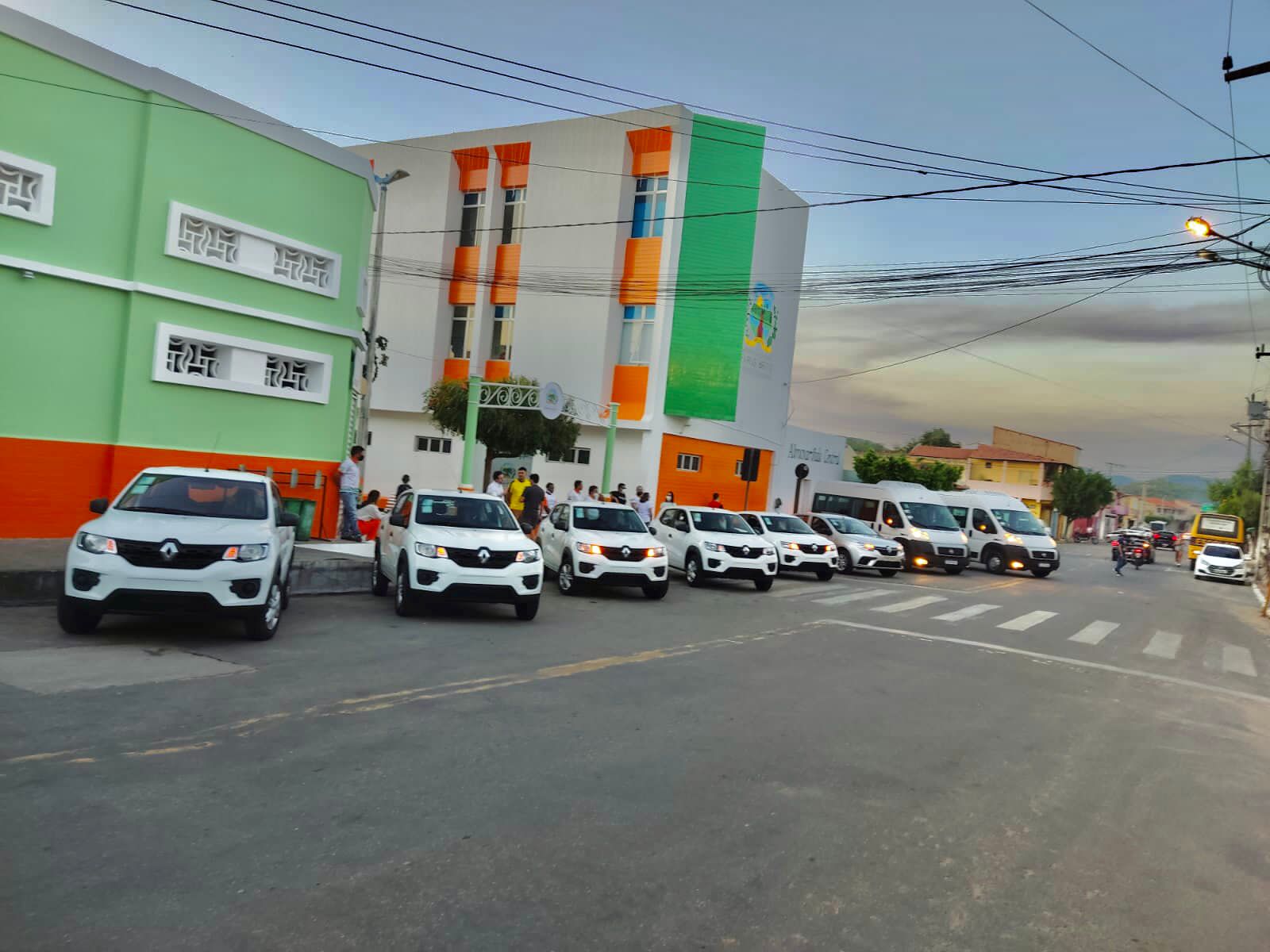 Farias Brito amplia frota municipal com dez carros zero km