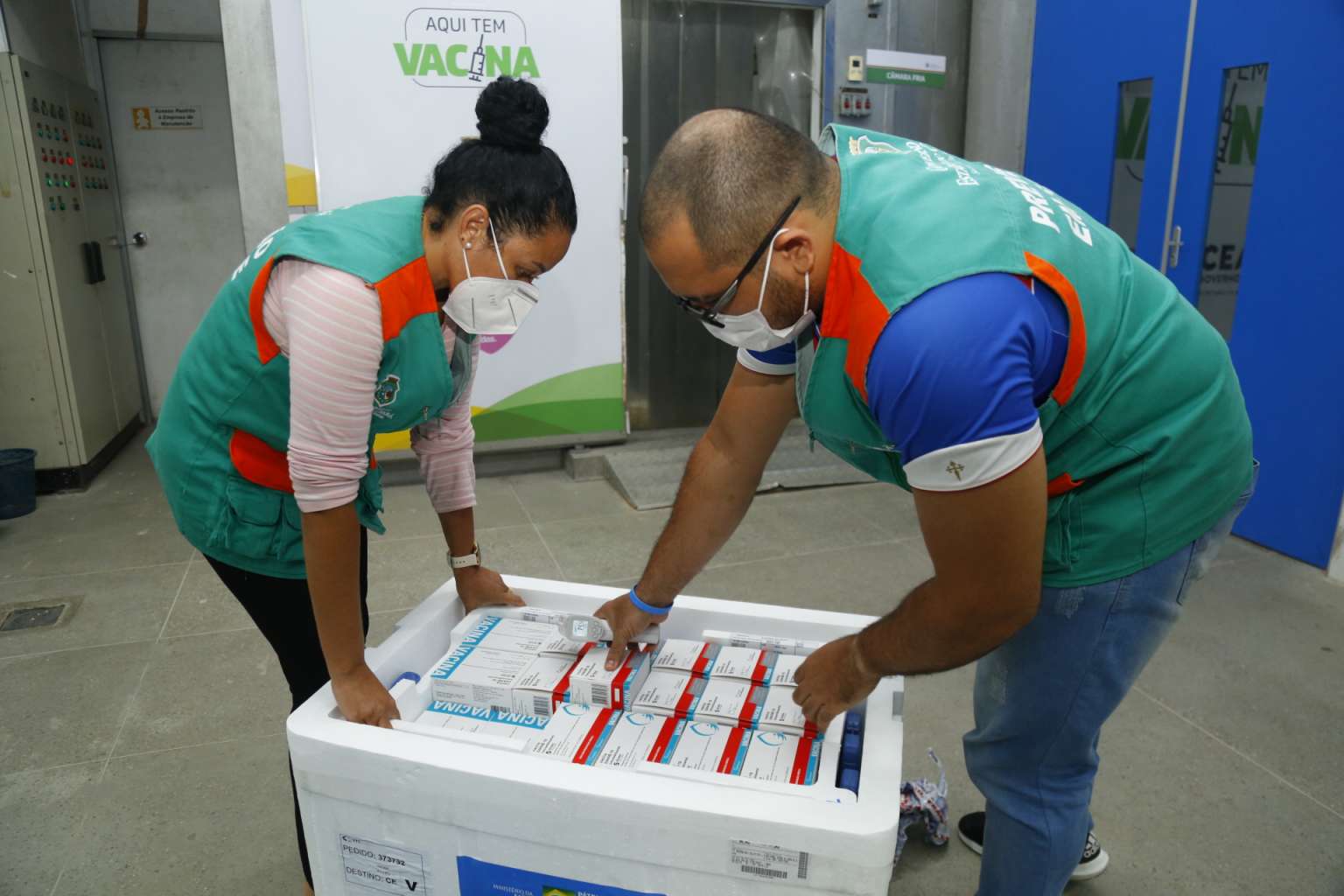 Carga com mais de 17 mil doses de vacina da AstraZeneca contra Covid chega ao Ceará