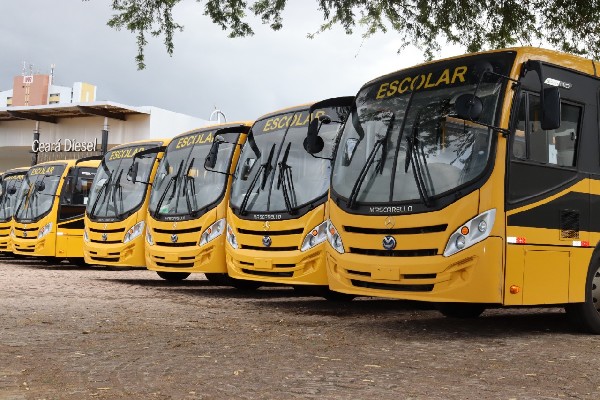 Prefeitura de Juazeiro organiza carreata para apresentar 30 ônibus escolares e outros veículos