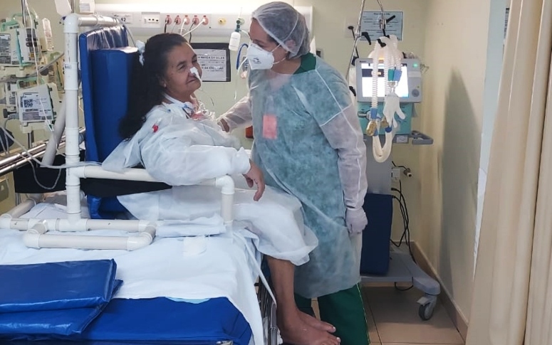 Fisioterapeutas do HRC desenvolvem cadeira com canos de PVC para auxiliar na terapia de pacientes internados