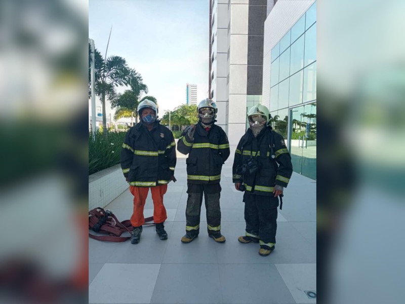 Juazeiro do Norte: Corpo de Bombeiros debela incêndio em apartamento na Lagoa Seca