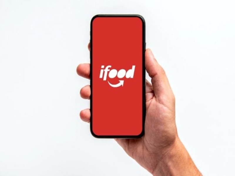 iFood é multado em R$ 1,5 milhão por problema que levou a troca de nomes de restaurantes por mensagens políticas