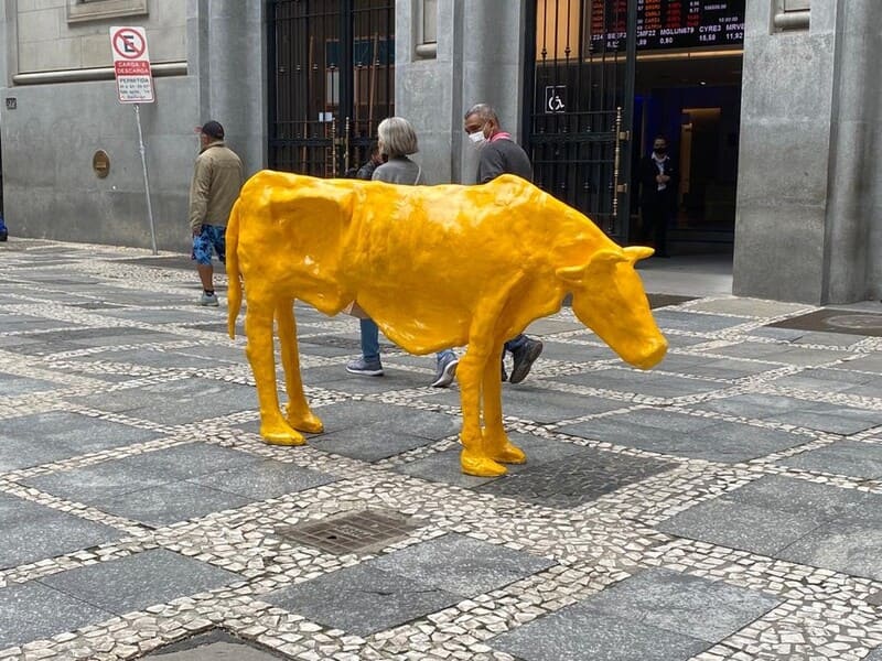 ‘Vaca magra’ é instalada em frente à Bolsa de Valores, no Centro de SP