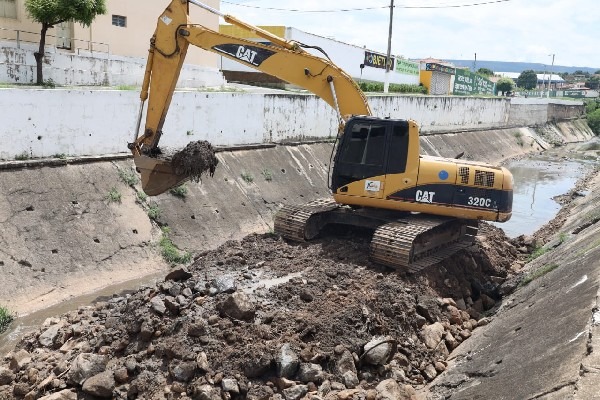 Canal do Rio Granjeiro passa por manutenção preventiva para diminuir risco de transbordamentos