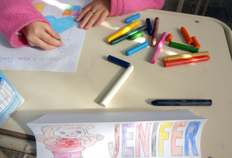 Material escolar reaproveitado ajuda famílias a economizar nas compras
