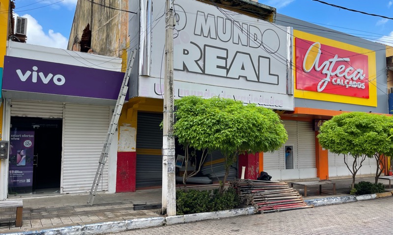 Estrutura de loja desaba no Centro do Crato; Defesa Civil interdita prédio