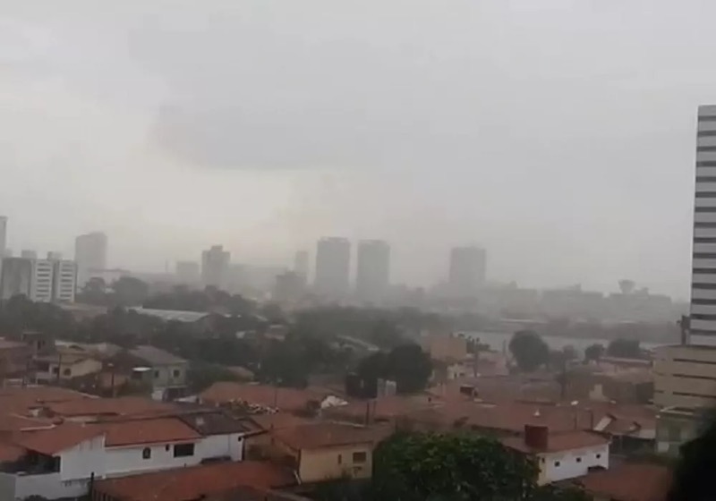 Fortaleza registrou chuva em algumas regiões na manhã deste sábado (22). — Foto: Reprodução