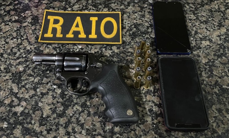 Adolescente se esconde com revólver debaixo de carro no Crato e é apreendido pelo BPRAIO