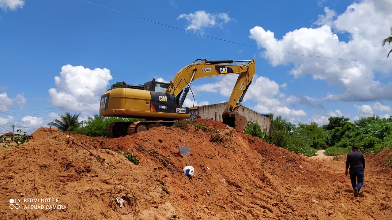 Prefeitura de Barbalha realiza limpeza nas margens do Canal da Bela Vista