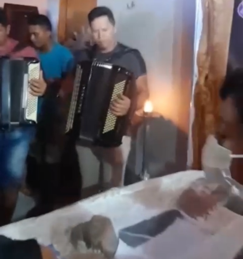 Velório de sanfoneiro morto em acidente é marcado por muito forró em Farias Brito