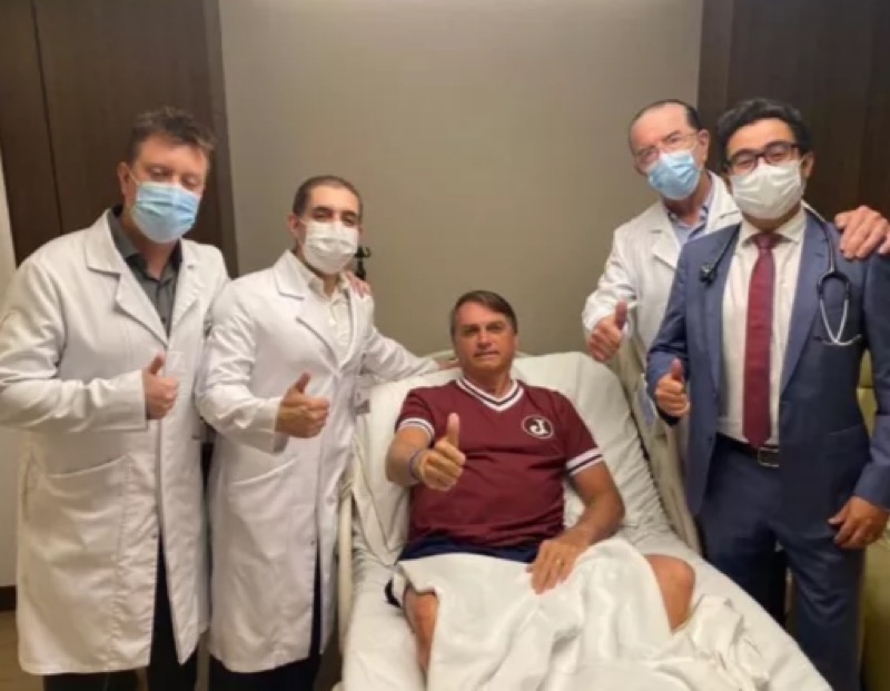 Bolsonaro diz que teve alta após internação por obstrução intestinal