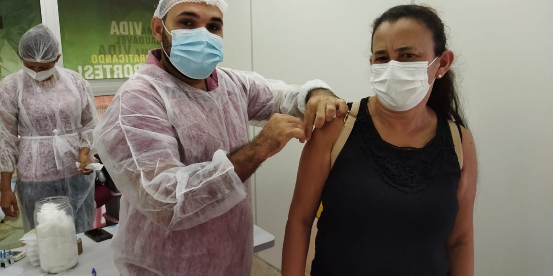 Barbalha aplica dose de reforço em pessoas acima de 40 anos nos distritos de Caldas e Arajara