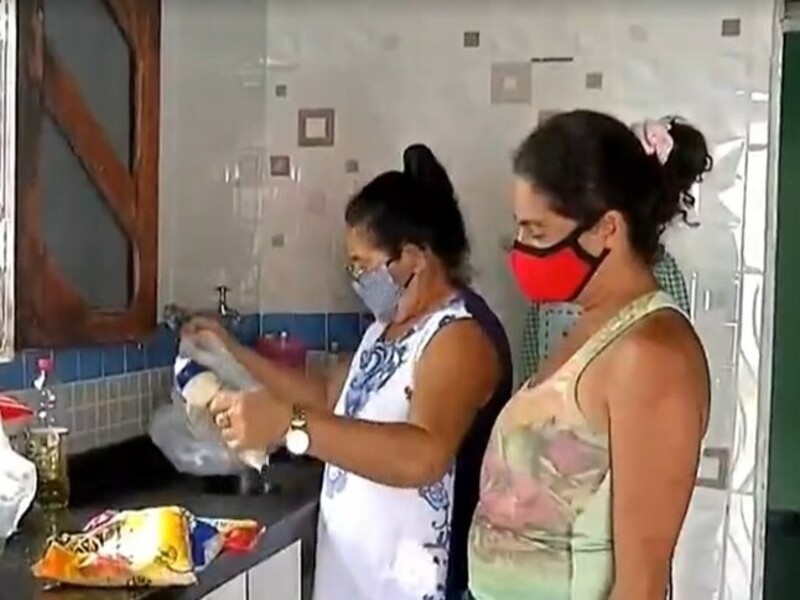 Mulher abriga família com nove pessoas despejadas de casa por não conseguirem pagar aluguel, em Juazeiro do Norte