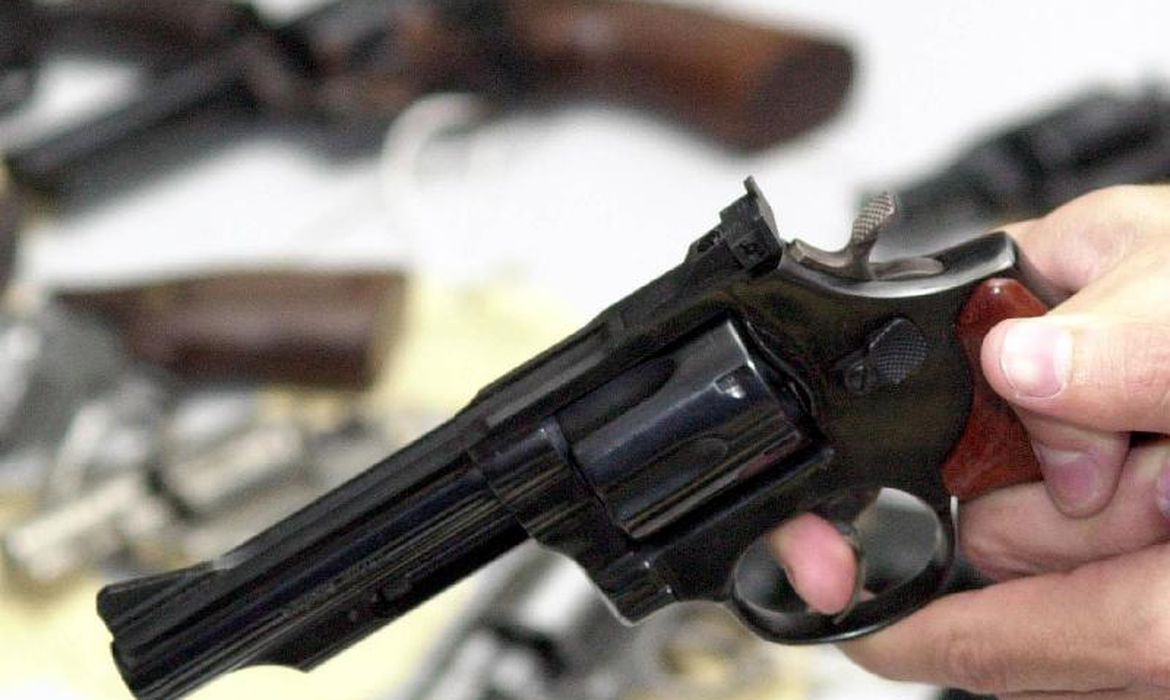 449 pessoas obtêm licença para usar armas no país a cada 24 horas, aponta levantamento